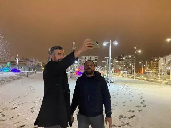 Sivas'ta kar yağışı kenti beyaza bürüdü Sivas'ta kar yağışı kenti beyaza bürüdü