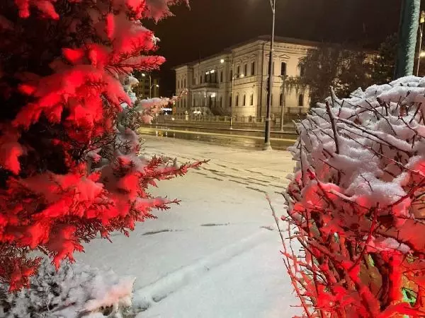Sivas'ta kar yağışı kenti beyaza bürüdü Sivas'ta kar yağışı kenti beyaza bürüdü