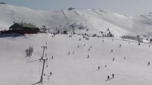 Uludağ'da geç başlayan kayak sezonunun mart sonuna kadar sürmesi bekleniyor Uludağ'da geç başlayan kayak sezonunun mart sonuna kadar sürmesi bekleniyor