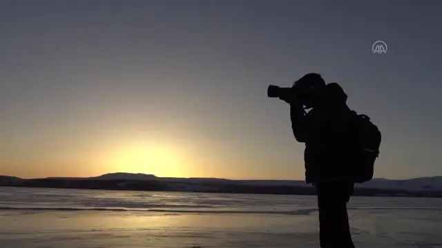 Yüzeyi buz tutan baraj, gün batımı manzarasıyla büyülüyor Yüzeyi buz tutan baraj, gün batımı manzarasıyla büyülüyor