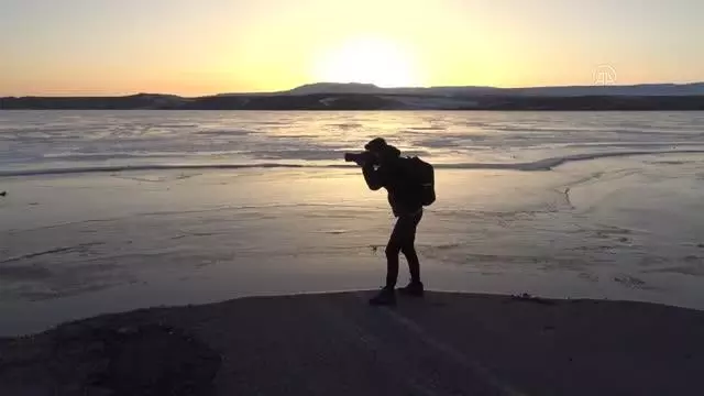 Yüzeyi buz tutan baraj, gün batımı manzarasıyla büyülüyor Yüzeyi buz tutan baraj, gün batımı manzarasıyla büyülüyor