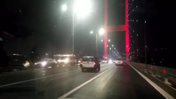 15 Temmuz Şehitler Köprüsü'nde intihar girişimi: 5 saatte ikna edildi 15 Temmuz Şehitler Köprüsü'nde intihar girişimi: 5 saatte ikna edildi