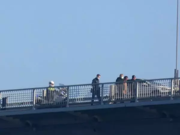 15 Temmuz Şehitler Köprüsü'nde intihar girişimi: 5 saatte ikna edildi 15 Temmuz Şehitler Köprüsü'nde intihar girişimi: 5 saatte ikna edildi