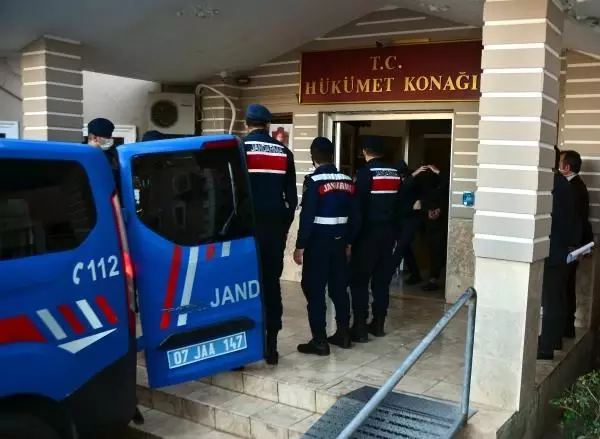 Son dakika haberleri | 175 düzensiz göçmeni yurt dışına kaçırmaya çalışırken yakalanan 11 kişi tutuklandı Son dakika haberleri | 175 düzensiz göçmeni yurt dışına kaçırmaya çalışırken yakalanan 11 kişi tutuklandı