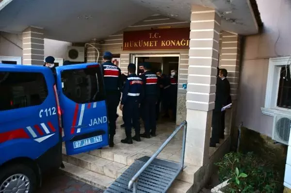 Son dakika haberleri | 175 düzensiz göçmeni yurt dışına kaçırmaya çalışırken yakalanan 11 kişi tutuklandı Son dakika haberleri | 175 düzensiz göçmeni yurt dışına kaçırmaya çalışırken yakalanan 11 kişi tutuklandı
