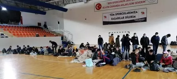Son dakika haberleri | 175 düzensiz göçmeni yurt dışına kaçırmaya çalışırken yakalanan 11 kişi tutuklandı Son dakika haberleri | 175 düzensiz göçmeni yurt dışına kaçırmaya çalışırken yakalanan 11 kişi tutuklandı