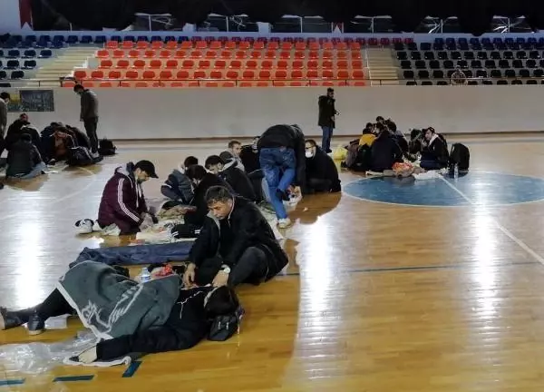 Son dakika haberleri | 175 düzensiz göçmeni yurt dışına kaçırmaya çalışırken yakalanan 11 kişi tutuklandı Son dakika haberleri | 175 düzensiz göçmeni yurt dışına kaçırmaya çalışırken yakalanan 11 kişi tutuklandı
