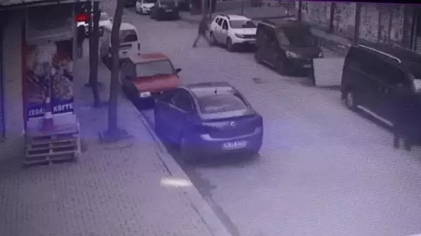 3 kişinin bulunduğu otomobile silahlı saldırı kamerada 3 kişinin bulunduğu otomobile silahlı saldırı kamerada