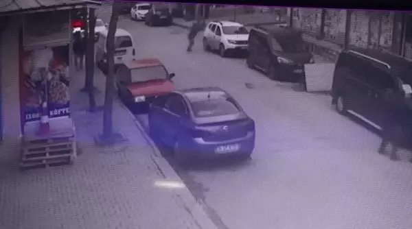 3 kişinin bulunduğu otomobile silahlı saldırı kamerada 3 kişinin bulunduğu otomobile silahlı saldırı kamerada