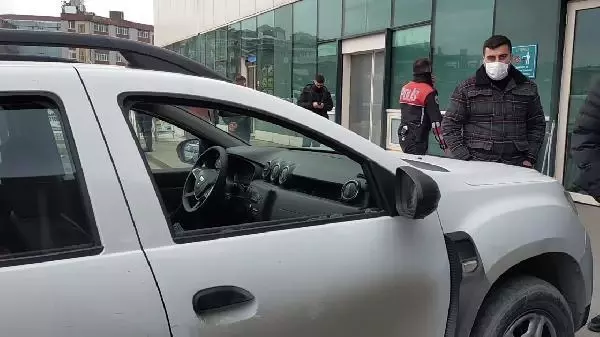 3 kişinin bulunduğu otomobile silahlı saldırı kamerada 3 kişinin bulunduğu otomobile silahlı saldırı kamerada