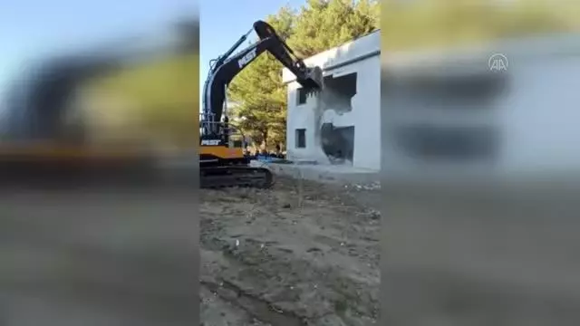 8 kaçak yapı yıkıldı 8 kaçak yapı yıkıldı