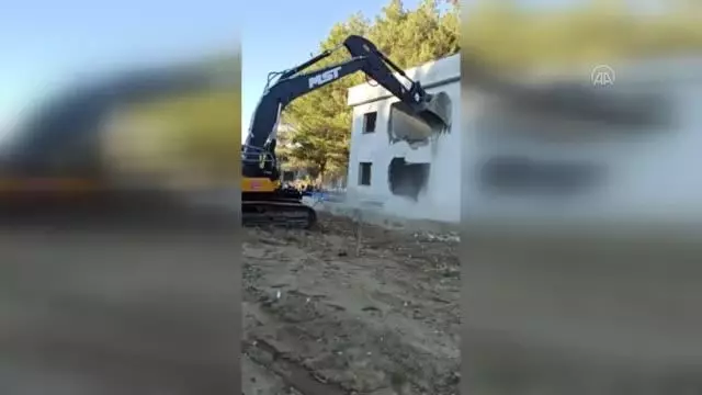 8 kaçak yapı yıkıldı 8 kaçak yapı yıkıldı