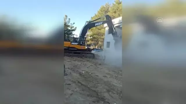 8 kaçak yapı yıkıldı 8 kaçak yapı yıkıldı