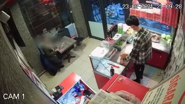 AFYONKARAHİSAR - Çiğ köfte 'acılı' olduğu gerekçesiyle darbedilen iş yeri çalışanı yaşadıklarını anlattı (2) AFYONKARAHİSAR - Çiğ köfte 'acılı' olduğu gerekçesiyle darbedilen iş yeri çalışanı yaşadıklarını anlattı (2)