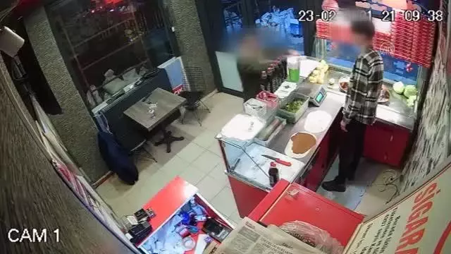 AFYONKARAHİSAR - Çiğ köfte 'acılı' olduğu gerekçesiyle darbedilen iş yeri çalışanı yaşadıklarını anlattı (2) AFYONKARAHİSAR - Çiğ köfte 'acılı' olduğu gerekçesiyle darbedilen iş yeri çalışanı yaşadıklarını anlattı (2)
