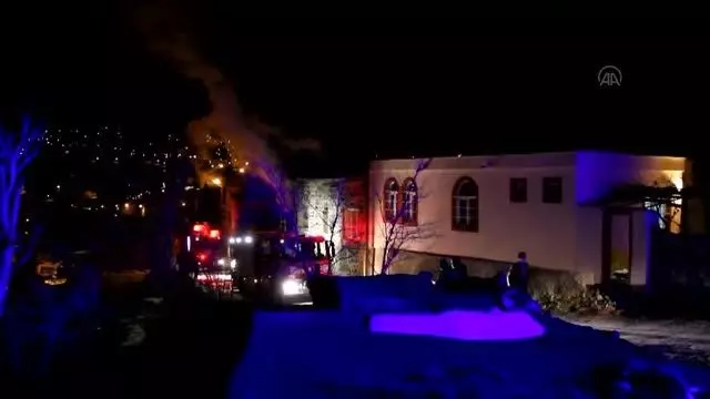 Son dakika: Alkol alıp evini ateşe veren kişi gözaltına alındı Son dakika: Alkol alıp evini ateşe veren kişi gözaltına alındı