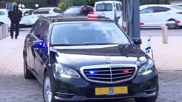 BAE'nin ilk Tel Aviv Büyükelçisi, İsrail Cumhurbaşkanı Rivlin'e güven mektubunu sundu BAE'nin ilk Tel Aviv Büyükelçisi, İsrail Cumhurbaşkanı Rivlin'e güven mektubunu sundu