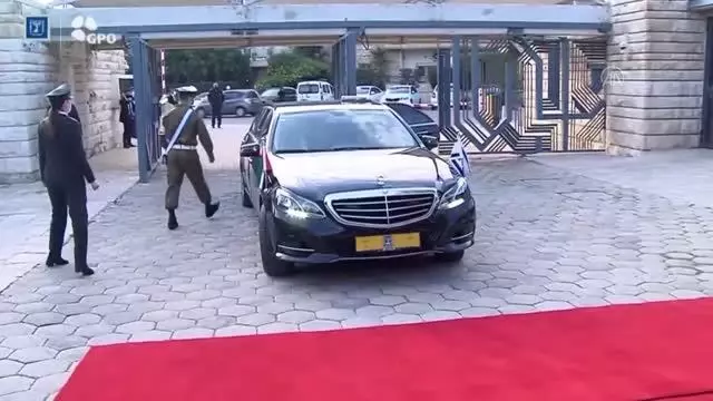 BAE'nin ilk Tel Aviv Büyükelçisi, İsrail Cumhurbaşkanı Rivlin'e güven mektubunu sundu BAE'nin ilk Tel Aviv Büyükelçisi, İsrail Cumhurbaşkanı Rivlin'e güven mektubunu sundu