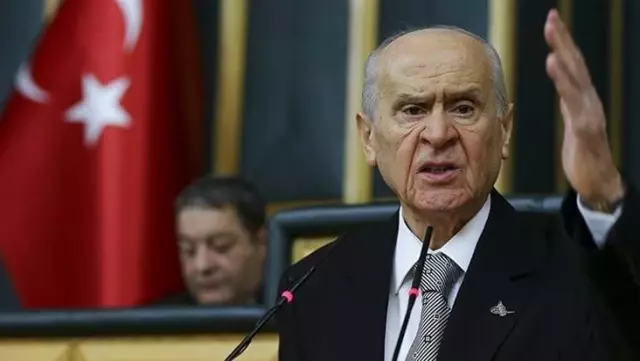 Bahçeli'nin danışmanından Erbakan anmasına sert tepki: HDP ile Erbakan'ı anmak İngiliz Temel'in yapabileceği bir şeydi Bahçeli'nin danışmanından Erbakan anmasına sert tepki: HDP ile Erbakan'ı anmak İngiliz Temel'in yapabileceği bir şeydi