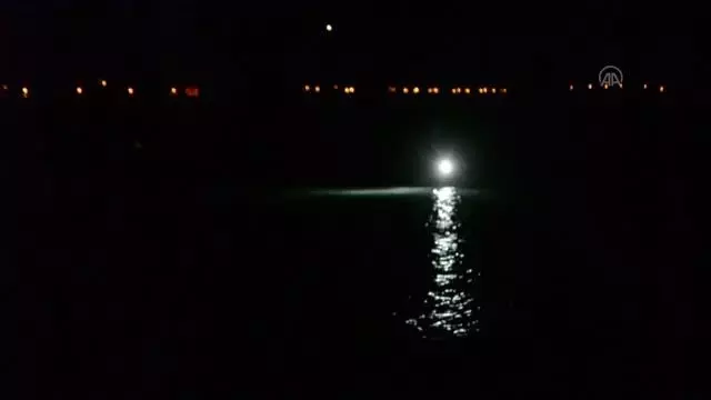 BALIKESİR - Ayvalık'ta denize atlayan yabancı uyruklu alkollü kadın Sahil Güvenlik botuyla karaya çıkarıldı BALIKESİR - Ayvalık'ta denize atlayan yabancı uyruklu alkollü kadın Sahil Güvenlik botuyla karaya çıkarıldı