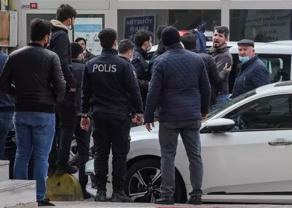 Başakşehir'de kaçak yapıyı ihbar eden baba oğula sitenin güvenliği tarafından silahlı saldırı Başakşehir'de kaçak yapıyı ihbar eden baba oğula sitenin güvenliği tarafından silahlı saldırı