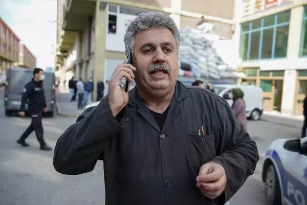 Başakşehir'de kaçak yapıyı ihbar eden baba oğula sitenin güvenliği tarafından silahlı saldırı Başakşehir'de kaçak yapıyı ihbar eden baba oğula sitenin güvenliği tarafından silahlı saldırı
