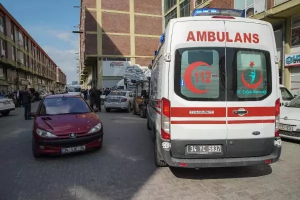 Başakşehir'de kaçak yapıyı ihbar eden baba oğula sitenin güvenliği tarafından silahlı saldırı Başakşehir'de kaçak yapıyı ihbar eden baba oğula sitenin güvenliği tarafından silahlı saldırı