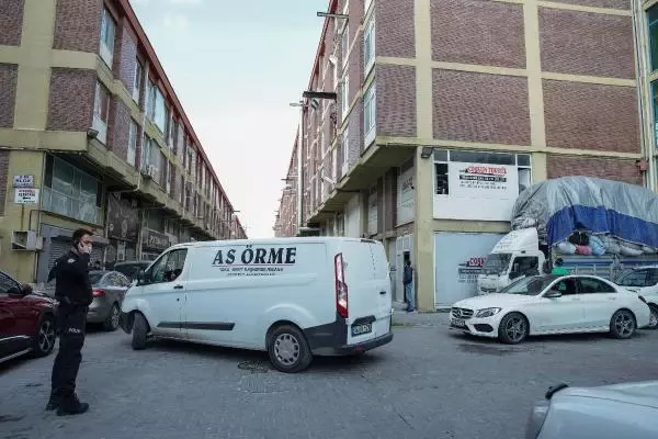 Başakşehir'de kaçak yapıyı ihbar eden baba oğula sitenin güvenliği tarafından silahlı saldırı Başakşehir'de kaçak yapıyı ihbar eden baba oğula sitenin güvenliği tarafından silahlı saldırı