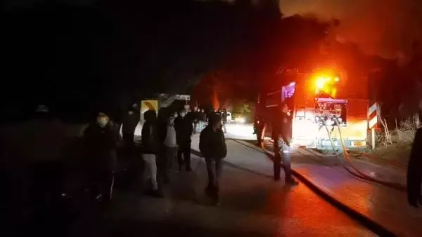 Son dakika! Bursa'da alevler geceyi aydınlattı Son dakika! Bursa'da alevler geceyi aydınlattı