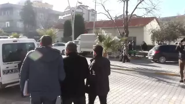 Son dakika haber | ÇANAKKALE - Ezine Belediye Başkanı Güray Yüksel'in evini kurşunladığı iddia edilen şüpheli tutuklandı Son dakika haber | ÇANAKKALE - Ezine Belediye Başkanı Güray Yüksel'in evini kurşunladığı iddia edilen şüpheli tutuklandı
