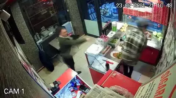 Çiğ köfte 'acılı' diye çalışana saldırıp, yumruklayan şüpheli serbest Çiğ köfte 'acılı' diye çalışana saldırıp, yumruklayan şüpheli serbest