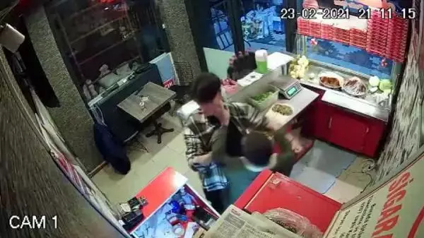 Çiğ köfte 'acılı' diye çalışana saldırıp, yumruklayan şüpheli serbest Çiğ köfte 'acılı' diye çalışana saldırıp, yumruklayan şüpheli serbest