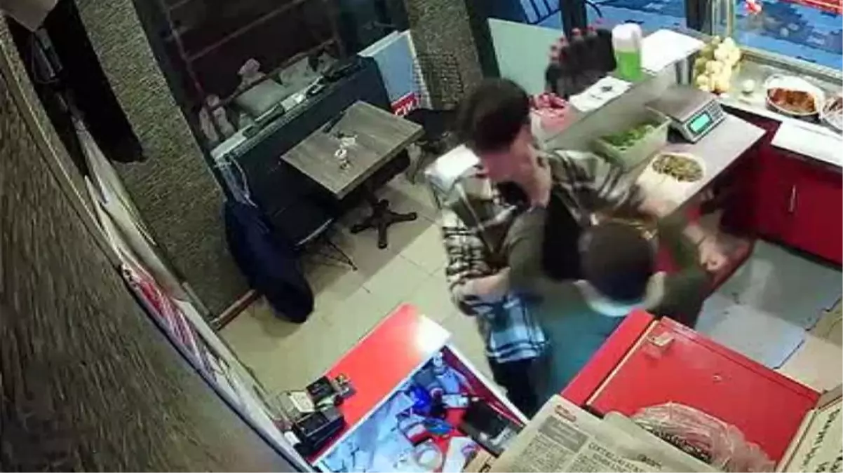 Çiğ köfteciyi döven saldırgandan akla zarar sosyal medya paylaşımları: 'Basurum var' dedim yine de acı koymuş