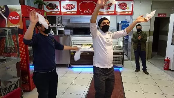 Son dakika haberi... Cumhurbaşkanının açıklamalarını halayla kutladılar Son dakika haberi... Cumhurbaşkanının açıklamalarını halayla kutladılar