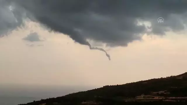 Denizde 3 ayrı noktada oluşan hortum cep telefonuyla görüntülendi Denizde 3 ayrı noktada oluşan hortum cep telefonuyla görüntülendi