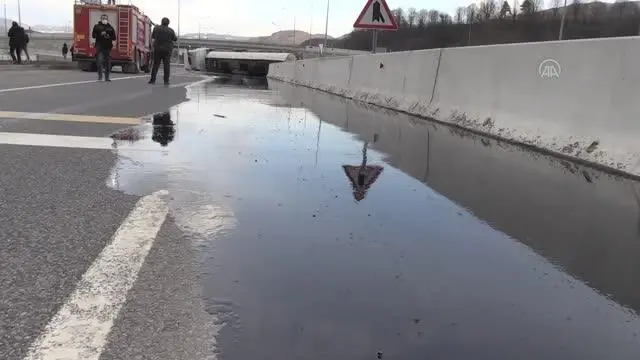 Devrilen zift yüklü tanker ulaşamı aksattı Devrilen zift yüklü tanker ulaşamı aksattı