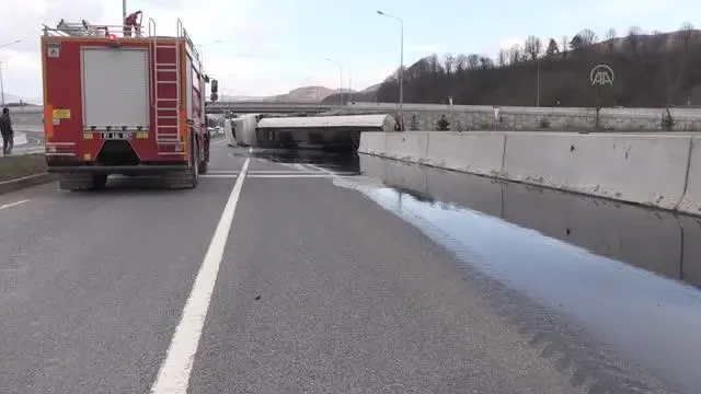 Devrilen zift yüklü tanker ulaşamı aksattı Devrilen zift yüklü tanker ulaşamı aksattı