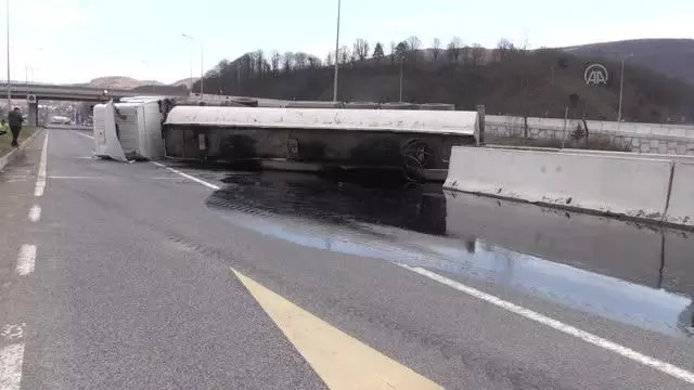 Devrilen zift yüklü tanker ulaşamı aksattı Devrilen zift yüklü tanker ulaşamı aksattı