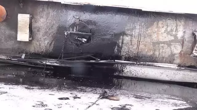 Devrilen zift yüklü tanker ulaşamı aksattı Devrilen zift yüklü tanker ulaşamı aksattı