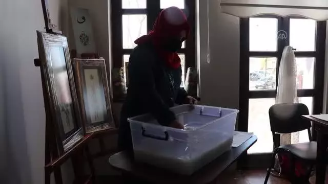 El yapımı kağıtlara 600 yıllık Osmanlı sanatı Edirnekari motiflerini işliyor El yapımı kağıtlara 600 yıllık Osmanlı sanatı Edirnekari motiflerini işliyor