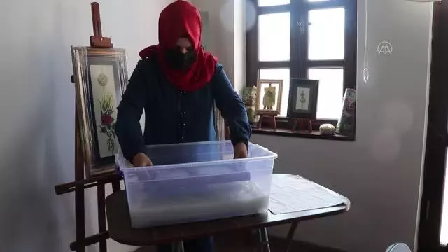 El yapımı kağıtlara 600 yıllık Osmanlı sanatı Edirnekari motiflerini işliyor El yapımı kağıtlara 600 yıllık Osmanlı sanatı Edirnekari motiflerini işliyor