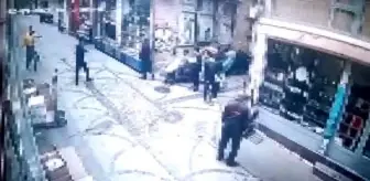 Son dakika haber... Fatih'te silahlı saldırı ve saldırgana darp anı kamerada