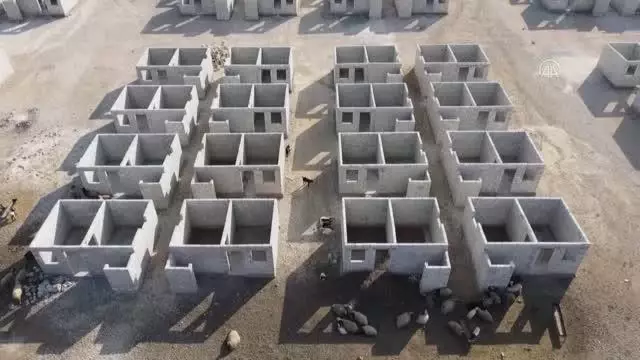 GAZİANTEP - Hayırseverlerin oluşturduğu mahalle, Azez'deki savaş mağdurlarını kara kıştan koruyacak GAZİANTEP - Hayırseverlerin oluşturduğu mahalle, Azez'deki savaş mağdurlarını kara kıştan koruyacak