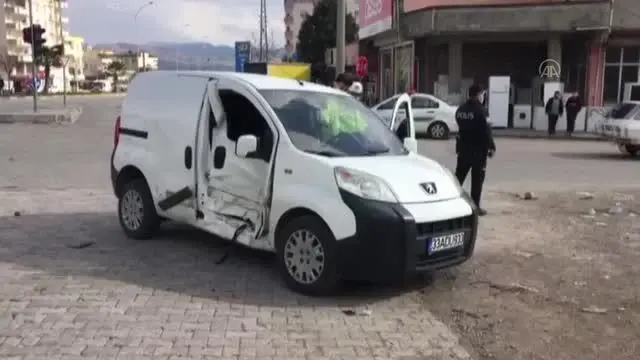 GAZİANTEP - Motosikletle hafif ticari araç çarpıştı: 1 ölü, 1 yaralı GAZİANTEP - Motosikletle hafif ticari araç çarpıştı: 1 ölü, 1 yaralı