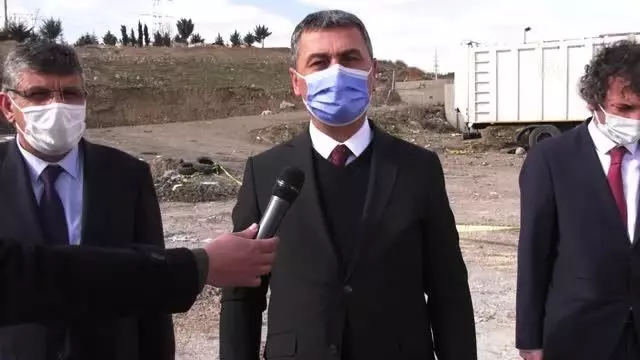 Hayvanseverler, Gölbaşı'nda 20 ölü köpeğin bulunduğu boş araziye çiçek bıraktı Hayvanseverler, Gölbaşı'nda 20 ölü köpeğin bulunduğu boş araziye çiçek bıraktı