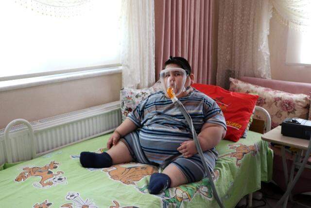 Hormon eksikliği yüzünden 90 kiloya ulaşan 5 yaşındaki çocuk çaresizce yardım bekliyor