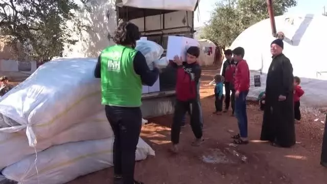 İHH, İdlib'deki ailelere gıda ve battaniye yardımında bulundu İHH, İdlib'deki ailelere gıda ve battaniye yardımında bulundu