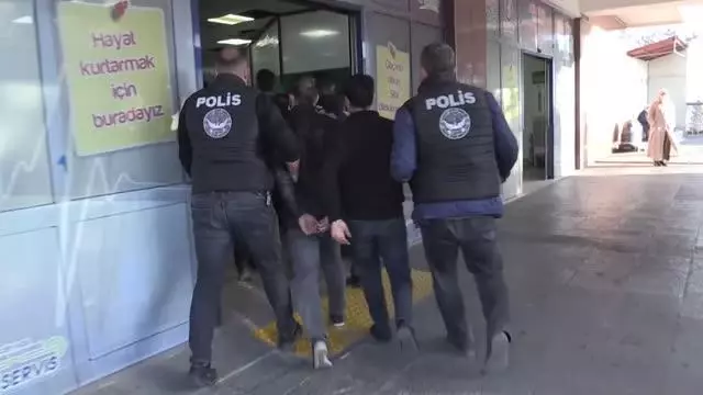 KAHRAMANMARAŞ - Gasp iddiasıyla yakalanan 3 zanlı tutuklandı KAHRAMANMARAŞ - Gasp iddiasıyla yakalanan 3 zanlı tutuklandı