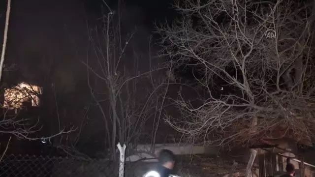 Kırıkkale'de inşaat işçilerinin kaldığı ev, yangında kullanılamaz hale geldi Kırıkkale'de inşaat işçilerinin kaldığı ev, yangında kullanılamaz hale geldi