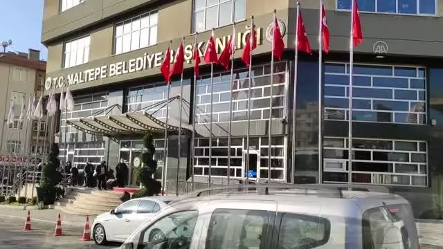 Maltepe'de temizlik görevlilerinin çöp toplama mesaileri sürüyor Maltepe'de temizlik görevlilerinin çöp toplama mesaileri sürüyor